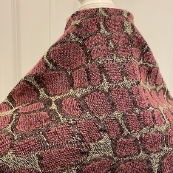 Marc Rozier Paris Print Scarf with Fringe Edges - Picture 6 of 12